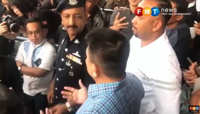 Ini Mahkamah Bukan Karaoke Polis Tegur Penyokong Najib Free