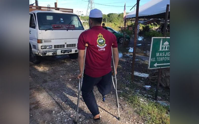 Walau Bertongkat Dan Berkaki Palsu Pemuda Oku Gigih Bantu Mangsa