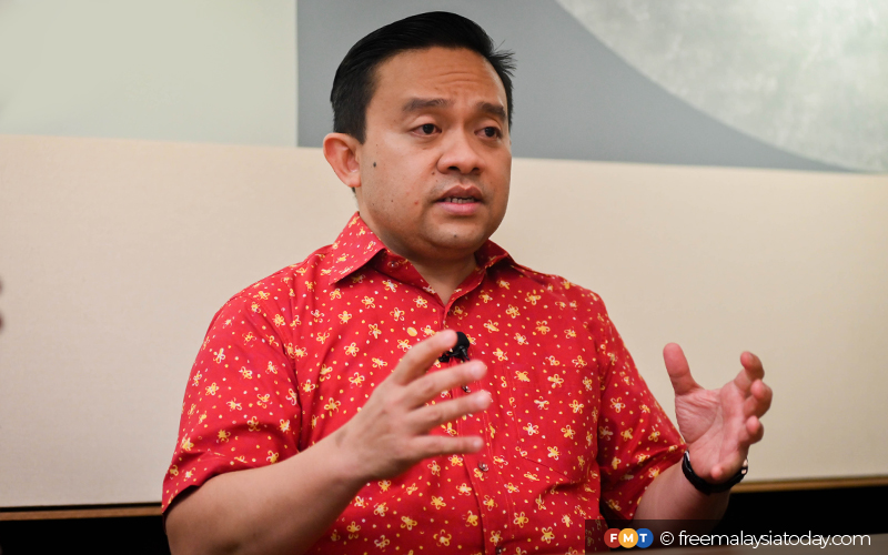 Wan Saiful Mocks Pbm For Kneeling Before Bn Fmt