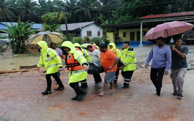 Lelaki Hanyut Bersama Kereta Korban Pertama Banjir Johor FMT