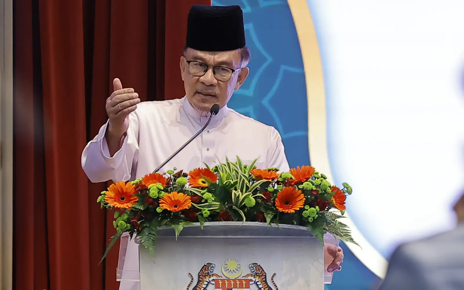 Anwar Slams Pas Man For Claiming Some Pn Mps In B Fmt