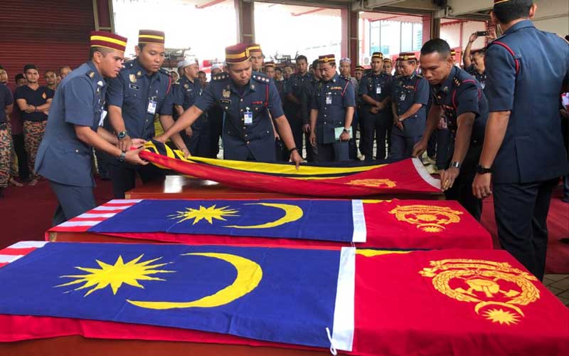 Hormat terakhir, salat jenazah untuk 6 anggota penyelamat di Balai ...