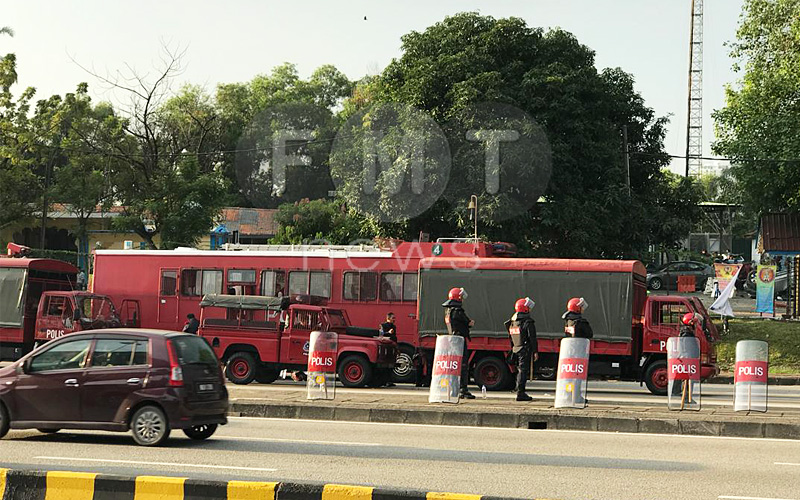 Violent scuffle erupts over relocation of Seafield temple | FMT