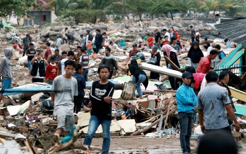 Sick Hungry Indonesia Tsunami Survivors Cram Shelters Fmt 