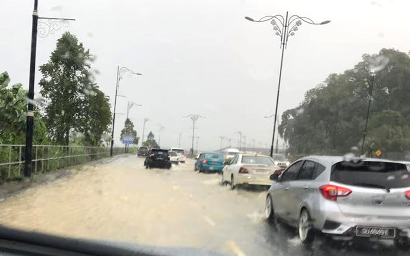 Puluhan Kenderaan Tenggelam Di KK Kerana Banjir Kilat | Free Malaysia ...