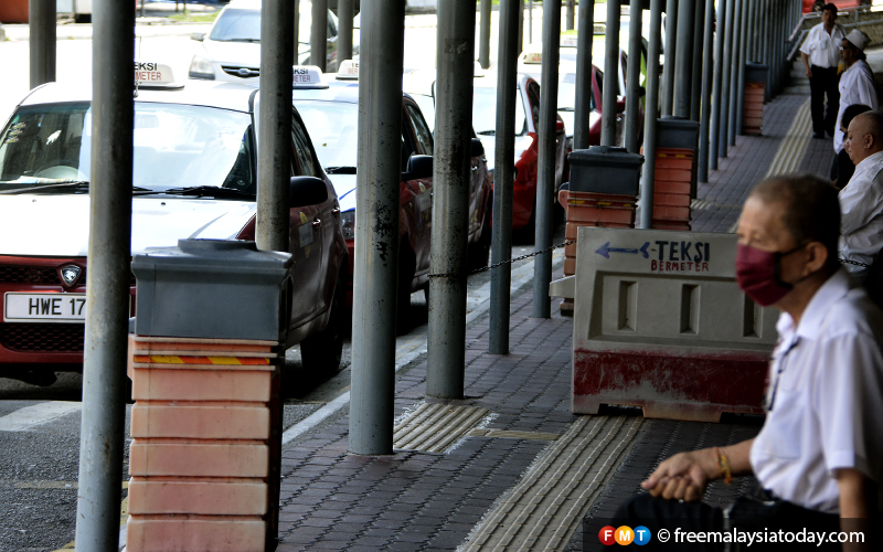 Covid-19 ‘paksa’ pemandu teksi berhenti, serah permit | FMT