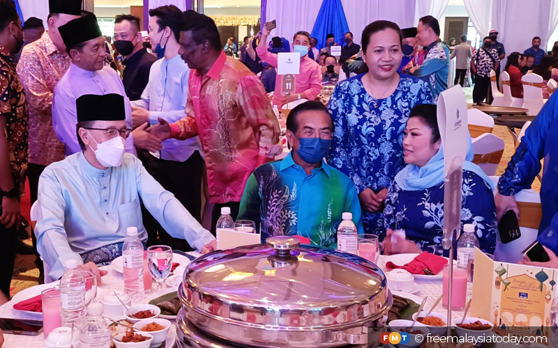 Musa Aman Makes Rare Appearance At Sabah BN Event | FMT