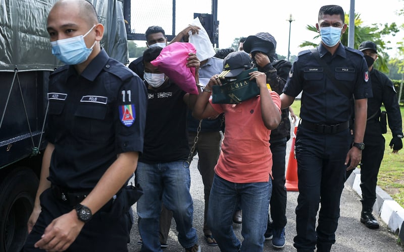 2 senior cops among 5 charged with smuggling 119 migrants | Free ...