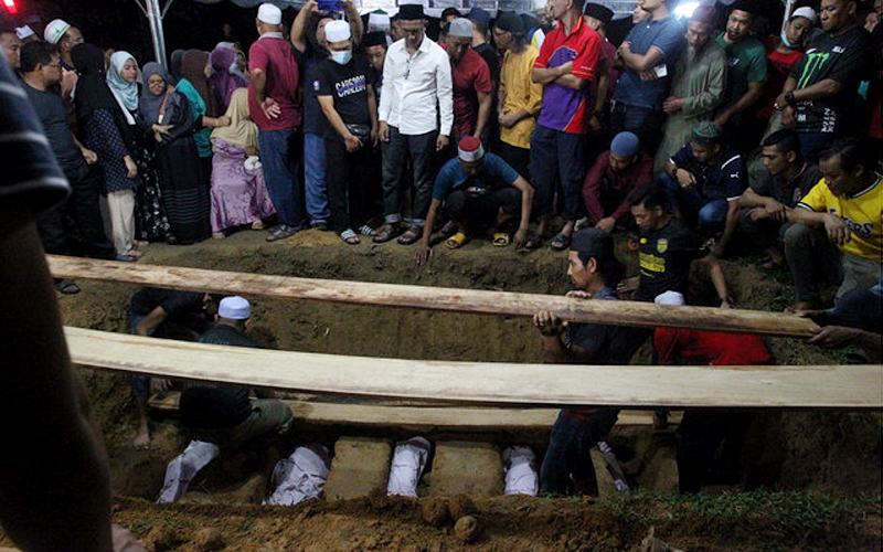 Nahas 5 Beranak Bertembung Treler: Jenazah Selamat Dikebumi | FMT