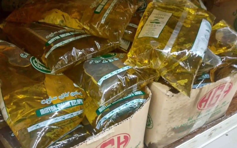 Packet cooking oil, smuggled fuel in plentiful supply at Golok | Free  Malaysia Today (FMT)