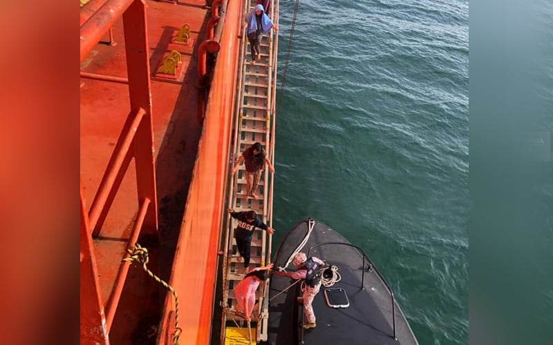 35 Illegals Rescued, 1 Found Dead After Boat Capsizes In Selangor ...