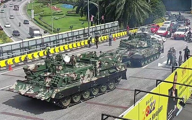 Kereta Kebal Rosak Jalan Ke Kl Sentral Sesak Fmt