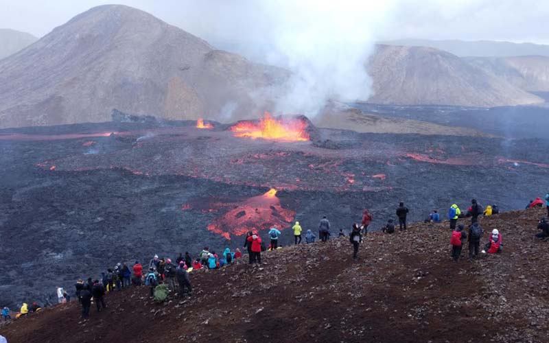 Thousands Trek Rugged Trail To Glimpse Iceland Volcano 