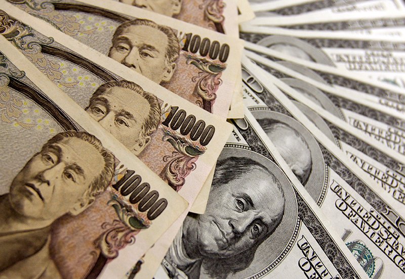 Yen pressured as traders wait on policy decisions