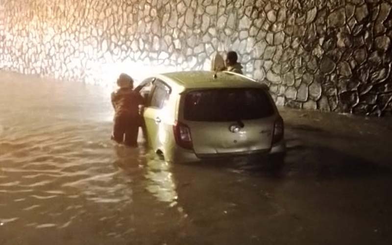 2 cars damaged in KL flash flood FMT