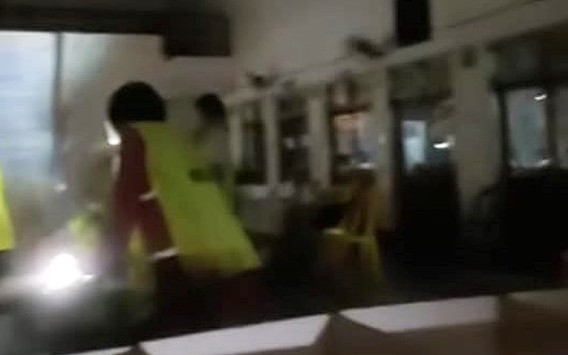 Tangkap layar video tular memaparkan gangguan bekalan elektrik di pusat kiraan undi. (Gambar Media Sosial)