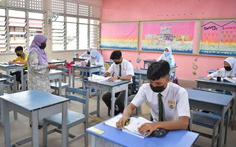 https://media.freemalaysiatoday.com/wp-content/uploads/2023/01/pelajar-sekolah-menengah-cikgu-mengajar-bernama-101222-1.jpg