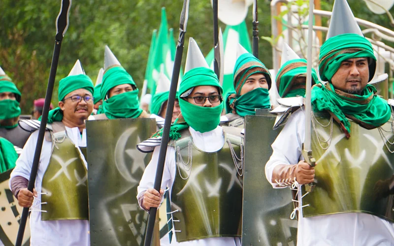 Terengganu Islamic PAS Youth 'armed' Marching with swords and ...