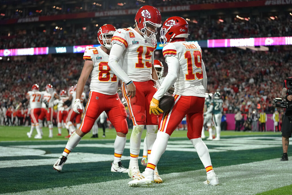 NFL-Experience trumps youth as Chiefs' Reid gets the better of