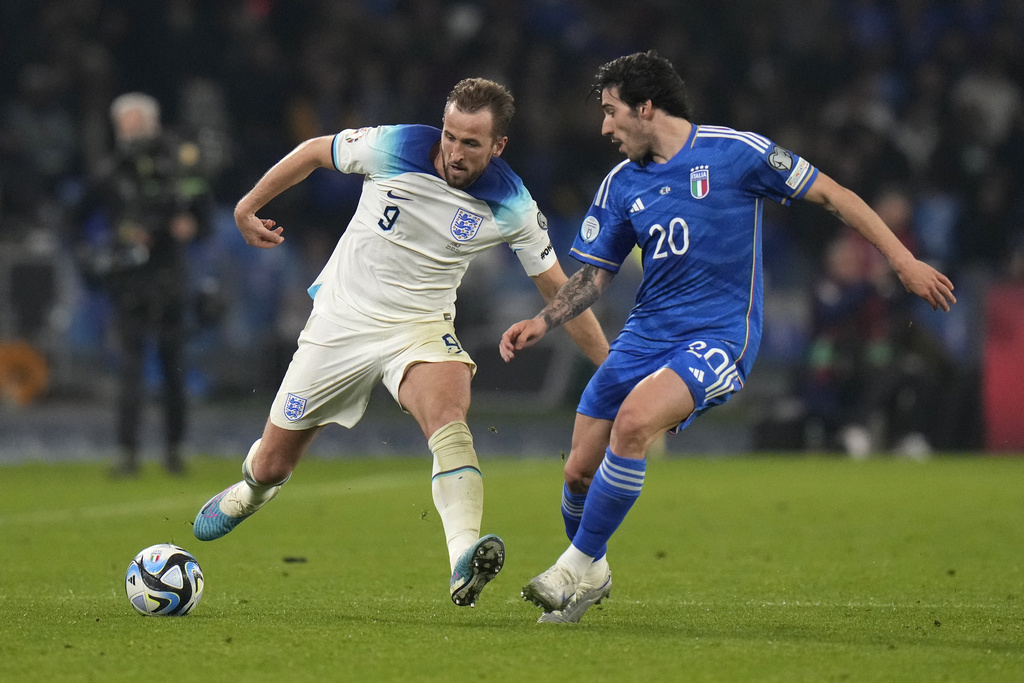 Football: Soccer-Kane breaks record as England enjoy rare win over Italy