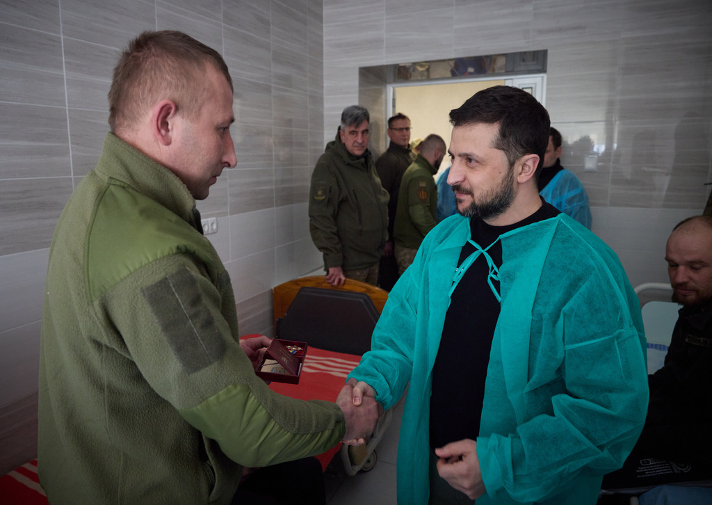 Zelensky Visits Ukrainian Army Positions Near Bakhmut | FMT