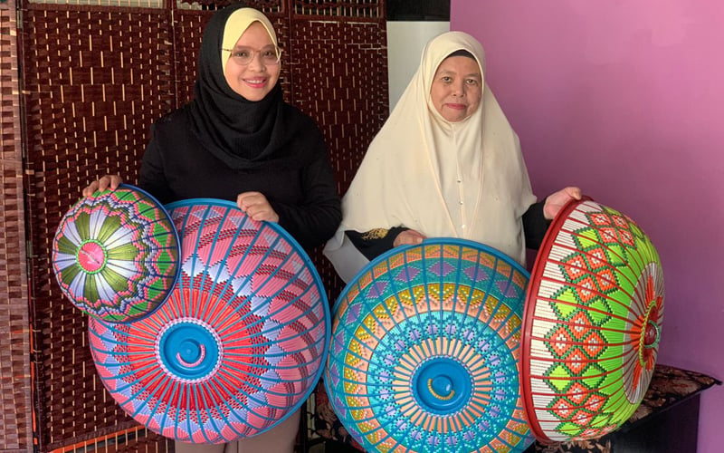 Talented mom-daughter weave exquisite tudung saji