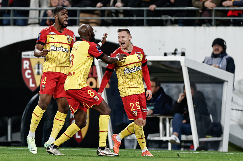 Lens beat Strasbourg to cut PSG lead to 3 points