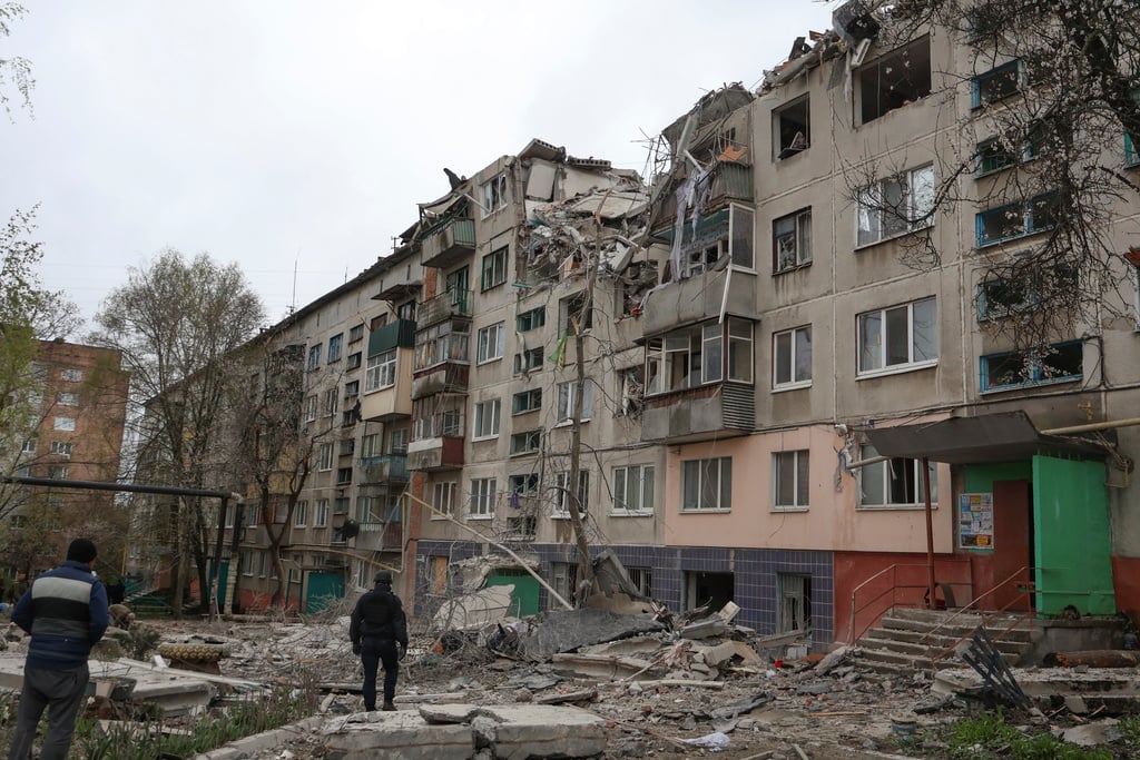 9 Killed In Russian Strike, Rescue Teams Sift Through Wreckage | Free ...