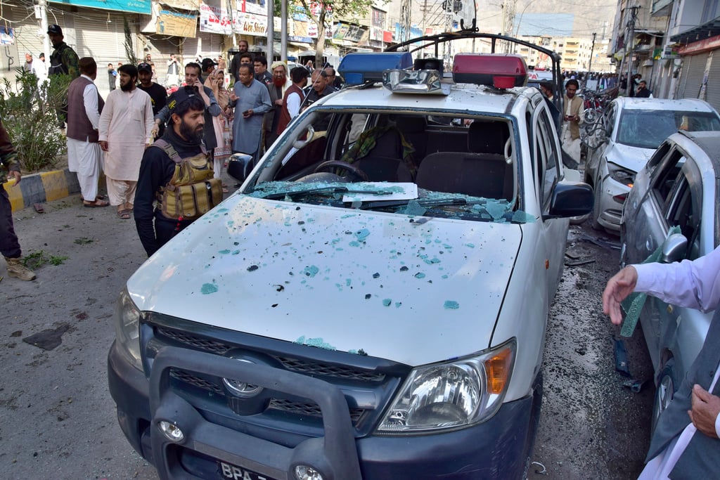 4 killed in blast targeting police vehicle in Pakistan