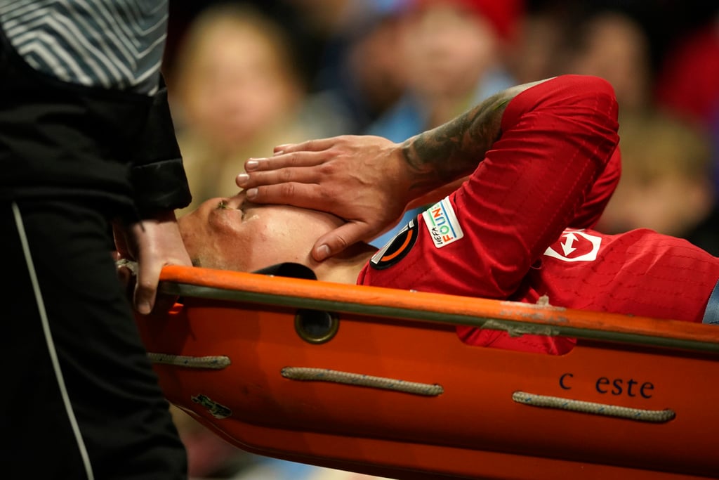 Ten Hag plays down Martinez injury fears