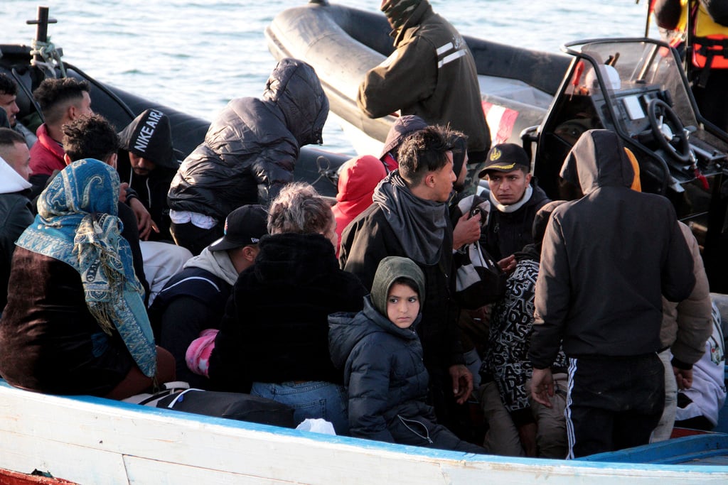 Tunisian authorities expel hundreds of migrants from Sfax