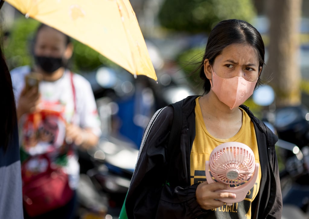 Thais brave blistering sun to cast early ballots