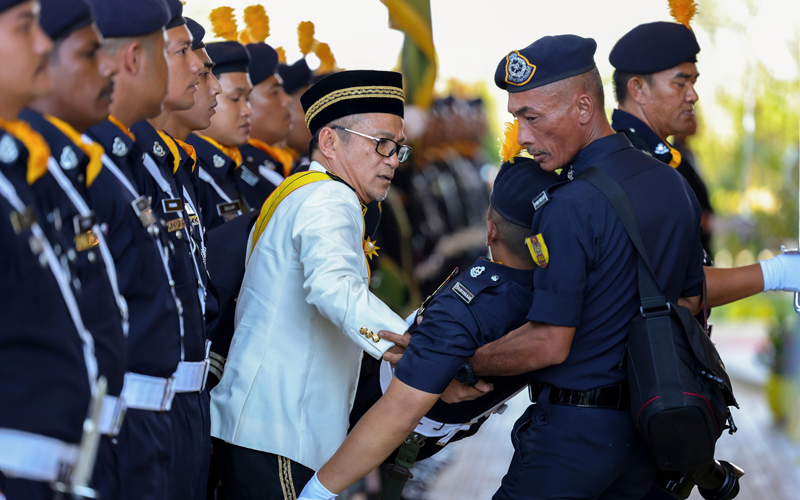 Timbalan menteri Sarawak bantu polis pengsan