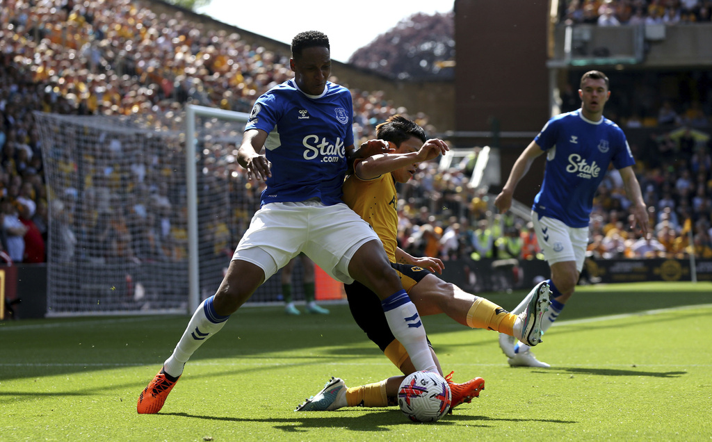 Late Mina strike earns precious point for Everton at Wolves
