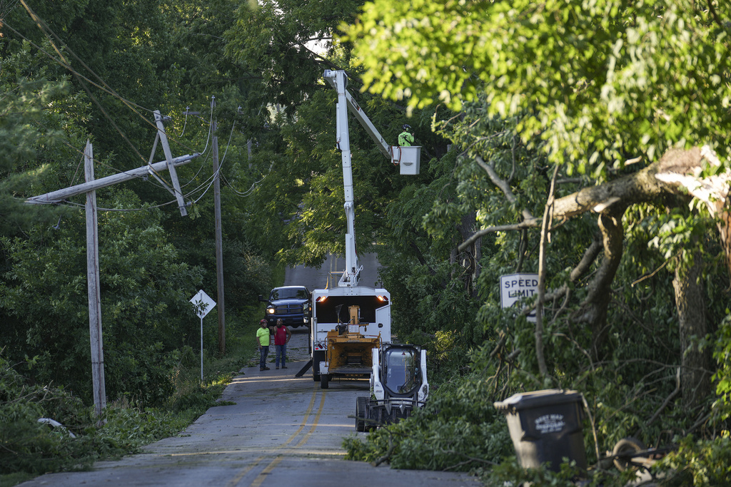 1 dead, homes damaged after storms hit US Midwest, south