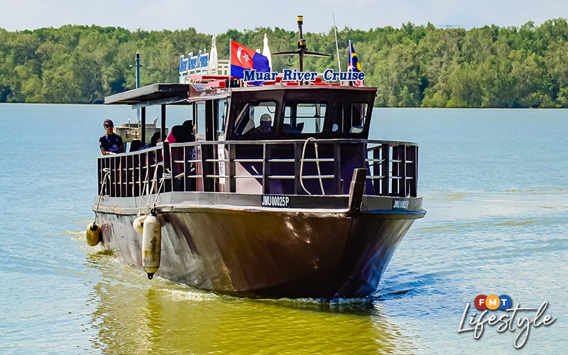 muar river cruise photos