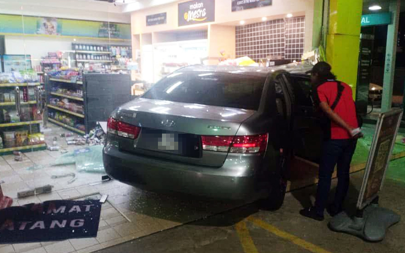 Tertekan pedal minyak, warga emas cedera kereta rempuh kedai