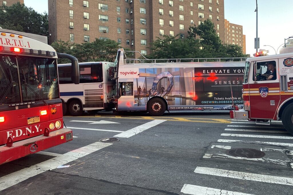 2 Buses Collide In New York, Injuring At Least 18 | FMT