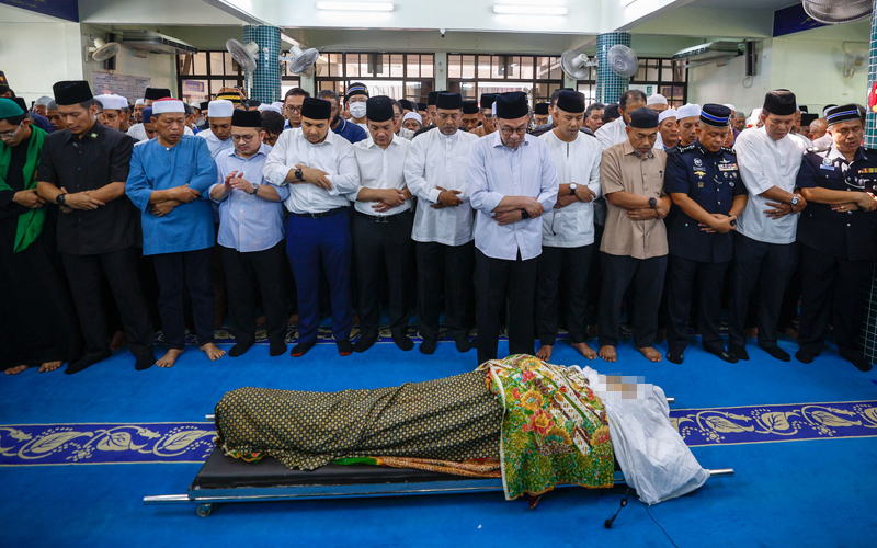 King, Queen convey condolences on the passing of Salahuddin Ayub | Free ...
