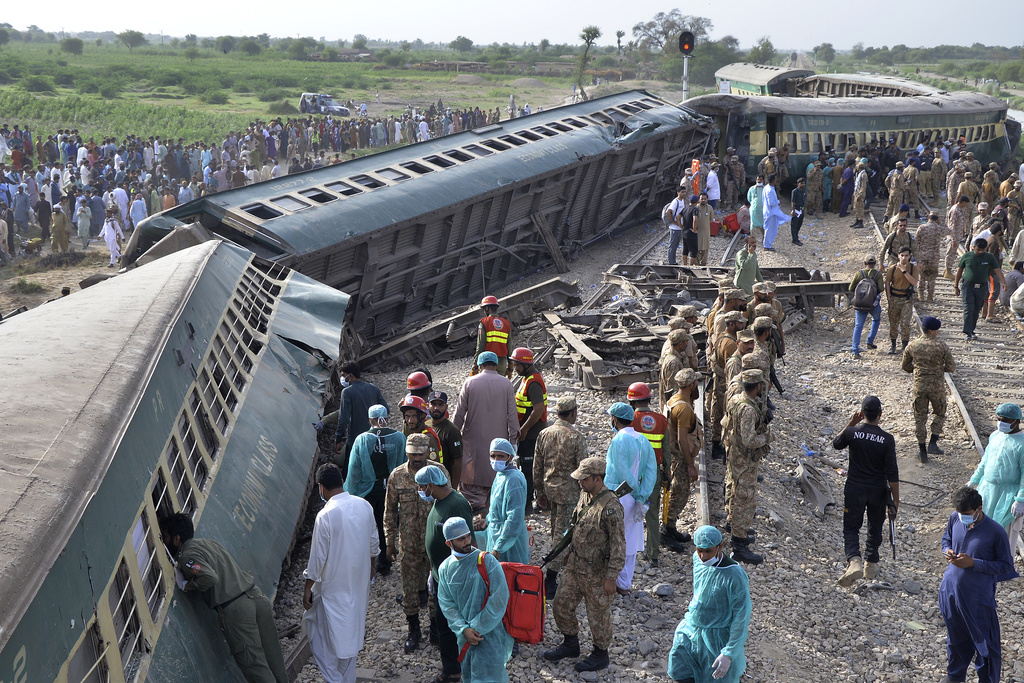 Train derails in southern Pakistan, at least 28 killed