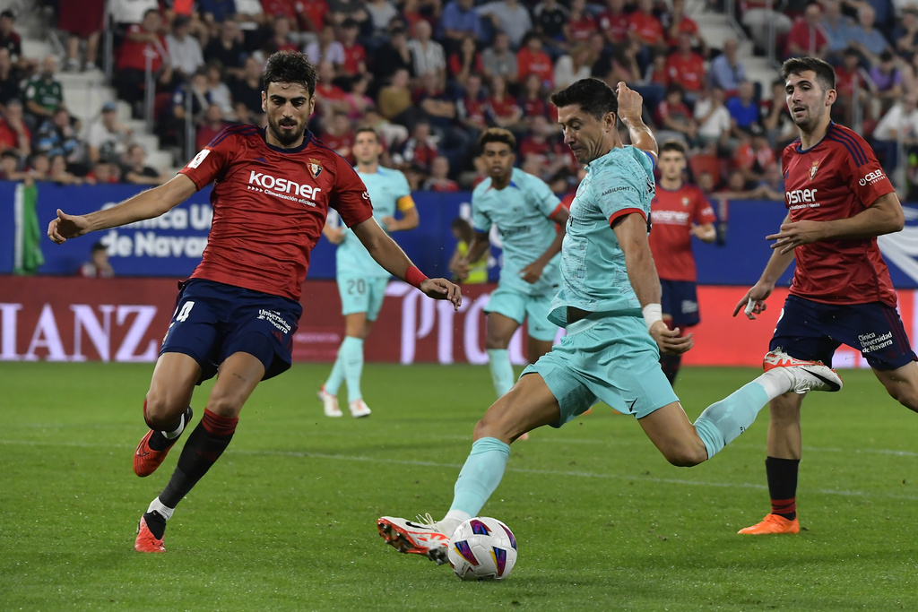 Lewandowski penalty earns Barca tight win at Osasuna