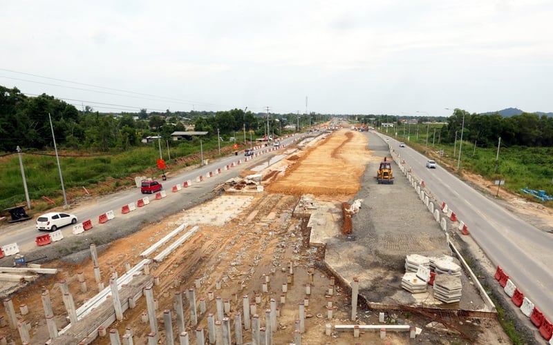 Use prequalified contractors to expedite work on Pan Borneo Highway, says Fadillah