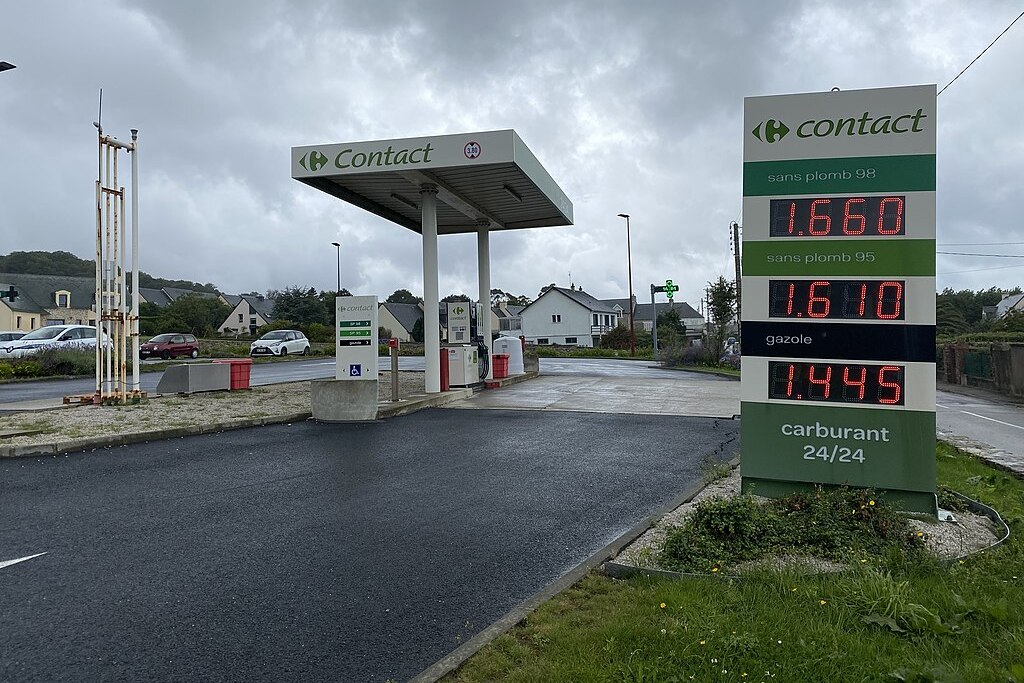 French retailers ELeclerc and Carrefour to sell fuel at cost FMT