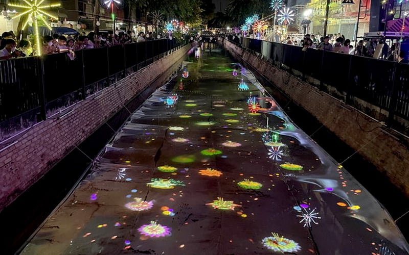 Thais modernise Loy Krathong festival with a digital twist