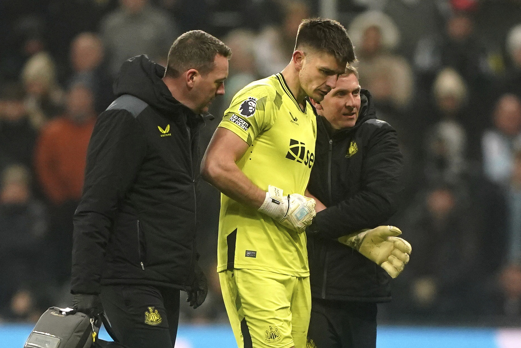 Newcastle keeper Pope to miss 4 months with injury