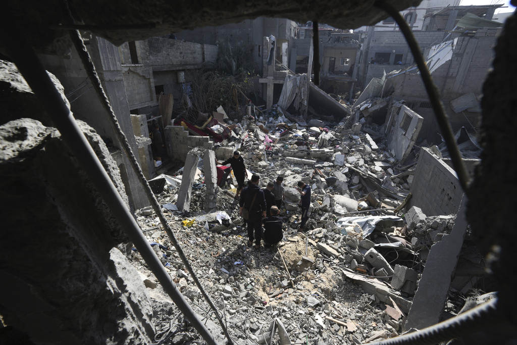 Israeli air strike kills at least 70 in Gazan refugee camp