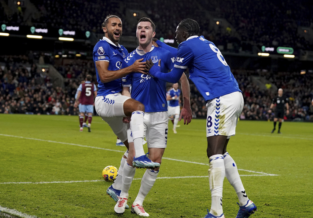 Everton win 2-0 at Burnley to continue climb up the standings