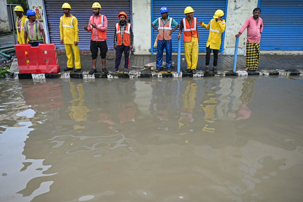 2 dead in India, roads submerged as cyclone nears