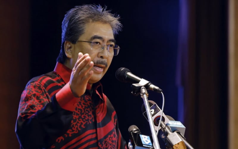Impose hefty fines on firms unable to find jobs for migrants, says Johari