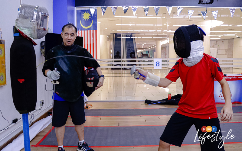 En garde! Fencing master Mok teaches M’sians the way of the sword | FMT